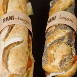 Багет и сэндвич с семечками в деревянном кольце с печатью